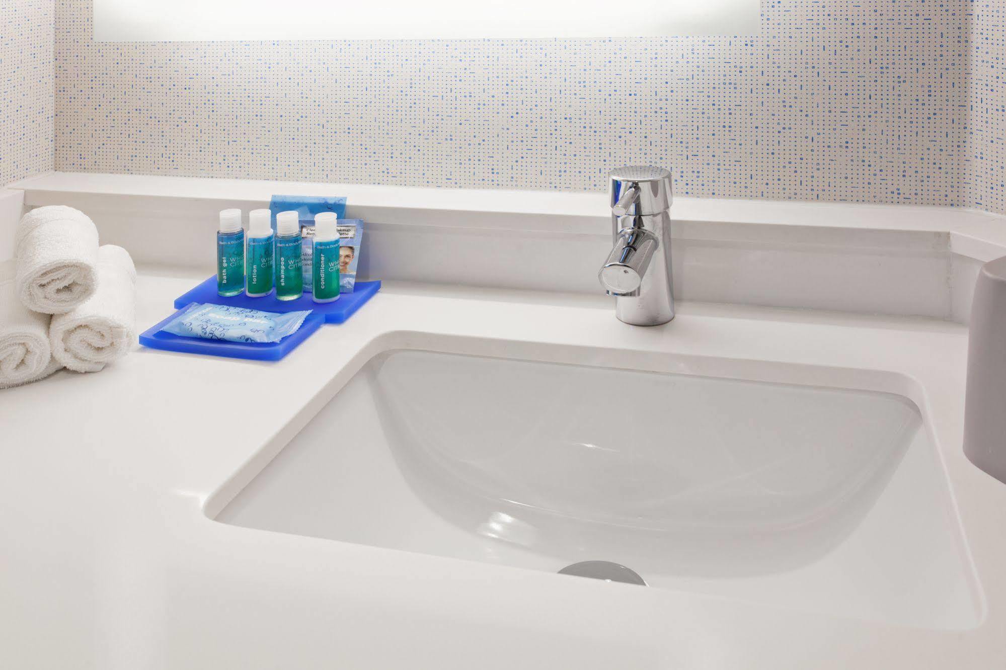 Express West Angeles By Ihg Hotel